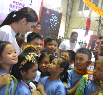 Miss Universe 2015 Pia Wurtzbach with H4C sponsor students