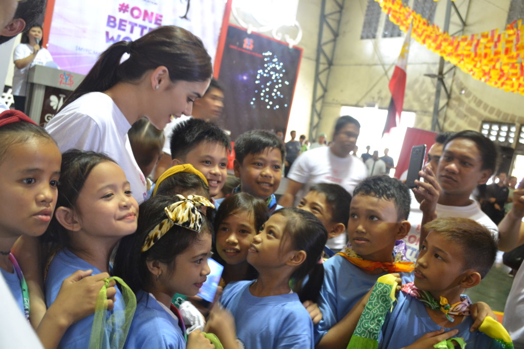 Miss Universe 2015 Pia Wurtzbach with sponsored students at H4C/San Miguel Foundation Event
